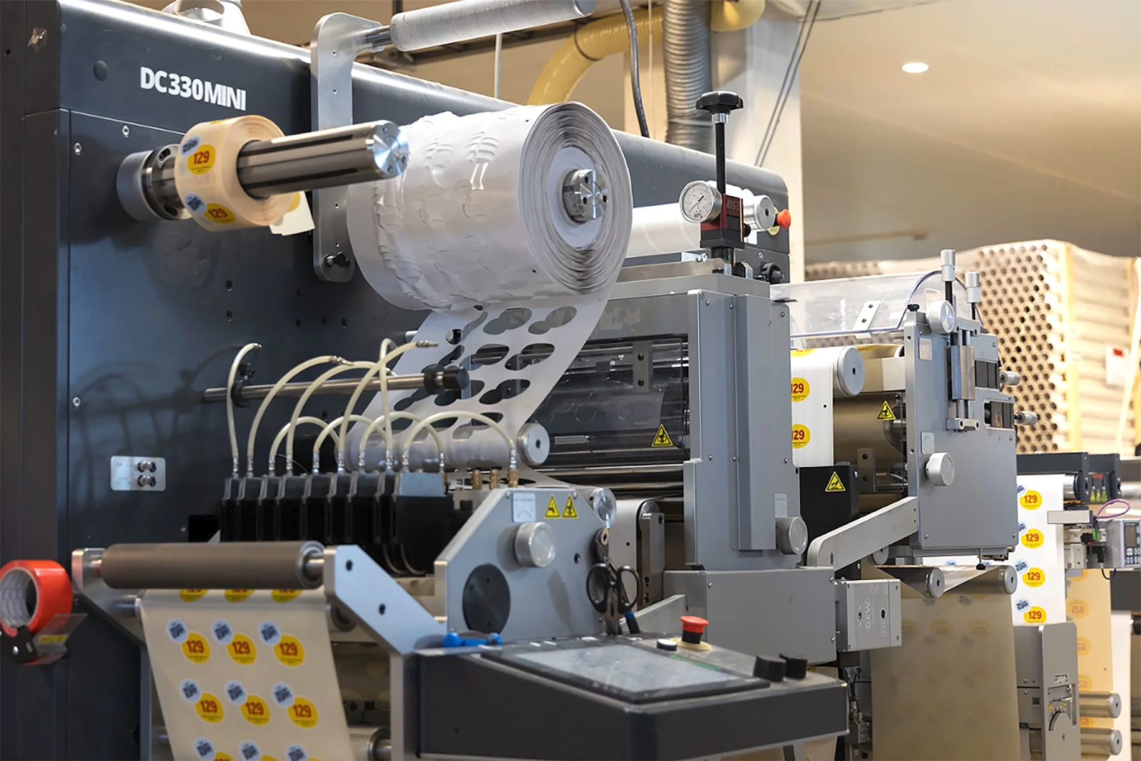 Produksjon av klistremerker hos aksell logistikk