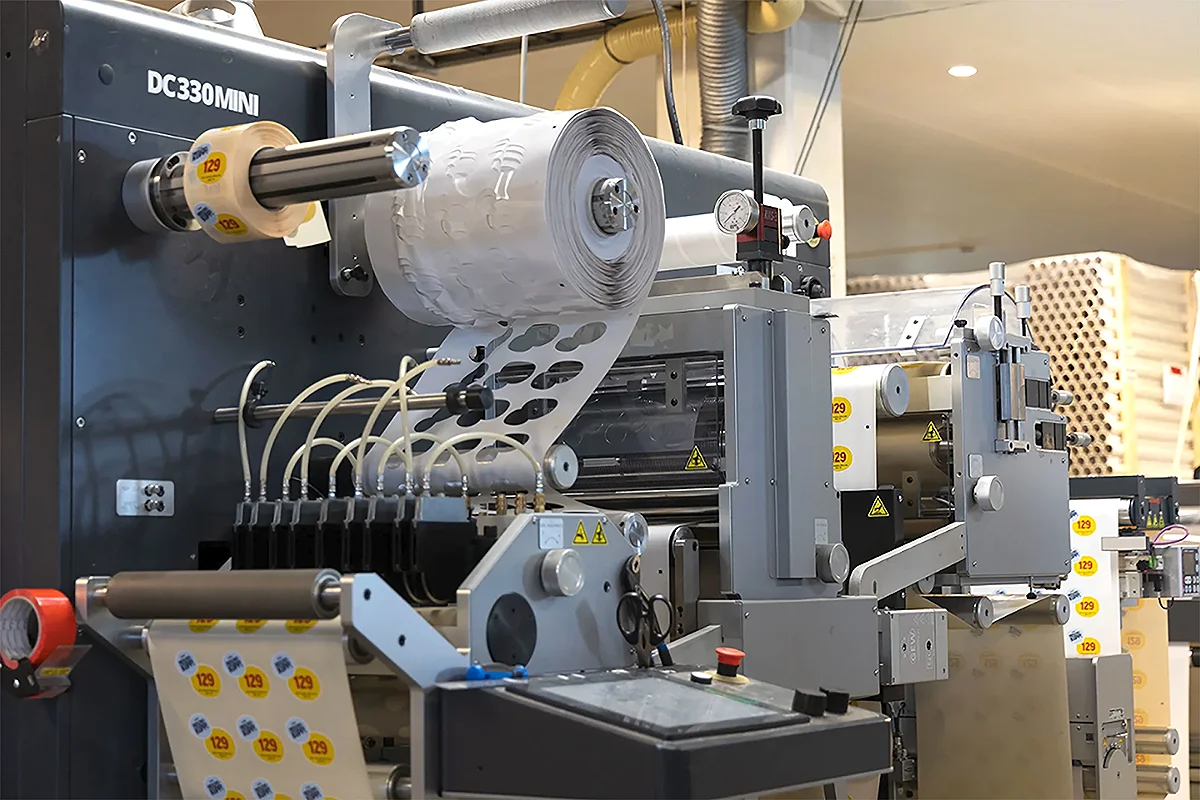 Produksjon av klistremerker hos aksell logistikk