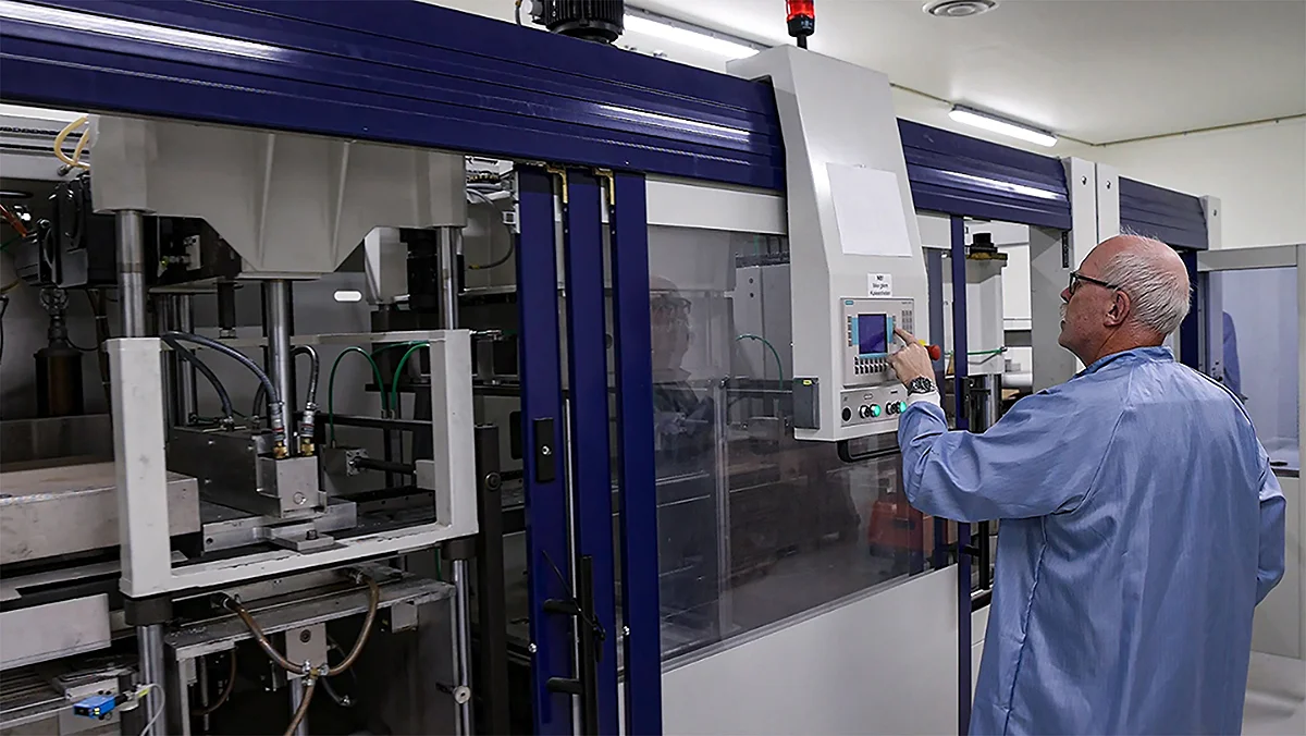 Aksell logistikk - Produksjonsmaskin termoforming av plast